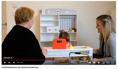 In einem neuen Video des Jugendamtes des Hochsauerlandkreises wird das Beratungsangebot der Frühen Hilfen bzw. der Familienhebammen vorgestellt.