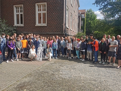 Schülerinnen und Schüler der JUNGE UNI Bocholt zeigen 3D-Druck-Kunstwerk Skulptur