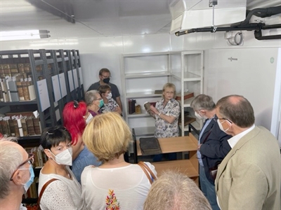 An den Führungen in die Magazine des Kreisarchivs und der Landeskundlichen Bibliothek zeigten die Besucher großes Interesse. Foto: Detlef Krüger/ 