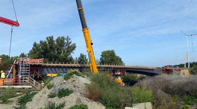 Lippebrücke: Betonteile einheben