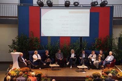 Podiumsdiskussion (v. l. n. r.): Moderator Dr. Sascha Borchers (Kreis Borken), Christa Engelmann (Losbergschule Stadtlohn), Sandra Berlekamp (Kreisjugendamt), Dr. Nikolaus Schneider (aktuelles forum), Ruth Weber (Personalleiterin der Firma Brüninghoff), Uwe Neumann (Schulaufsicht Bezirksregierung Münster), Moderatorin Elisabeth Büning (Kreis Borken), Carsten Haack (Handwerkskammer Münster) und Werner Leuker (Beigeordneter der Stadt Ahaus.) 