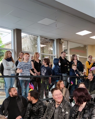 Schülerinnen und Schüler der Phönix-Schule begehen mit ihren Familien und Lehrern ein schönes Schulfest mit abwechslungsreichen Programm. Foto: Phönis-Schule