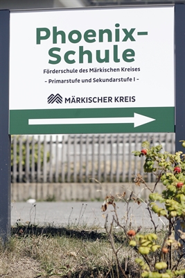 Weist den Weg in die Eigenständigkeit: das neue Eingangsschild der Phönix-Schule. Foto: Raffi Derian/Märkischer Kreis