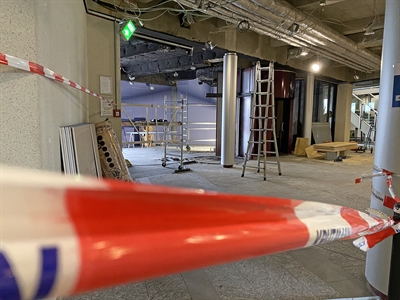Die Umbauarbeiten im Foyer des Lüdenscheider Kreishauses haben begonnen. Der Haupteingang soll insgesamt heller und freundlicher gestaltet werden. Foto: Alexander Bange / Märkischer Kreis