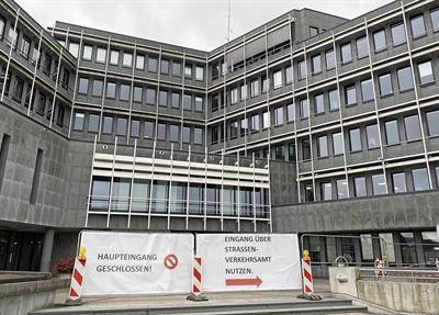 Der Haupteingang zum Lüdenscheider Kreishaus erfolgt nun über das Bürgerbüro der Straßenverkehrsbehörde im Erdgeschoss. Foto: Alexander Bange / Märkischer Kreis