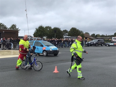 Bei den Stunt-Vorführungen wurde unter anderem die Kollision eines Autos mit einem Radfahrer gezeigt. 