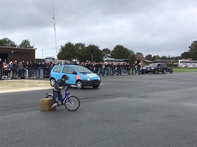 Bei den Stunt-Vorführungen wurde unter anderem die Kollision eines Autos mit einem Radfahrer gezeigt. 