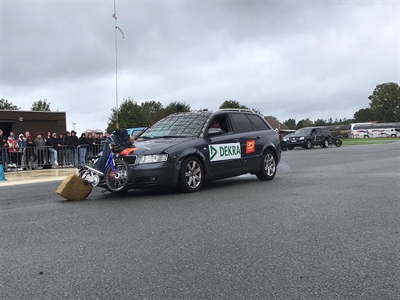 Bei den Stunt-Vorführungen wurde unter anderem die Kollision eines Autos mit einem Radfahrer gezeigt. 