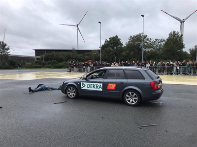 Bei den Stunt-Vorführungen wurde unter anderem die Kollision eines Autos mit einem Radfahrer gezeigt. 