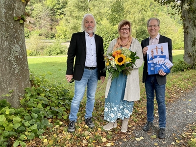 Lothar Buddinger bedankte ich bei Petra Platt für 10 Jahre Koordination der Unabhängigen Beschwerdestelle. Die Aufgaben übernimmt ihr Kollege Matthias Kortwittenborg. Foto: Märkischer Kreis