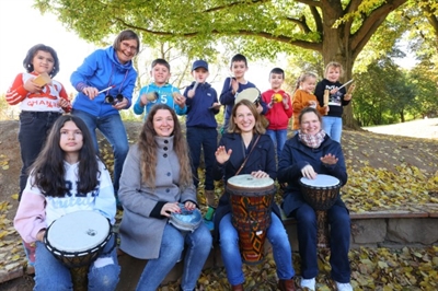 Percussion im Ganztag- Trommeln inklusiv(e): Großer Drum Circle als Auftakt für das Projekt