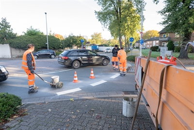 Aktuell werden die Fahrbahnmarkierungen am Kreisverkehr 