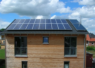 Holzhaus mit Photovoltaik / Foto: © Hubertus Pieper
