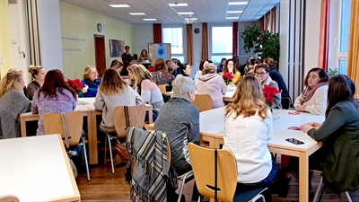 Rund 30 Kinderpflegepersonen nahmen in der Jugendbildungsstätte  an dem Adventsfrühstück teil. Der Erfahrungsaustausch wurde vom Kreisjugendamt und dem AWO-KIndertagespflegebüro organisiert. Foto: AWO-Fachberaterin Alina Poßekel 