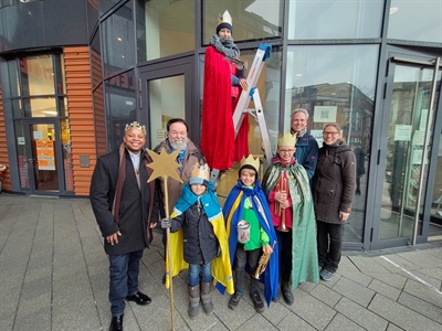 Sternsinger bringen Segen am Rathaus an