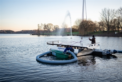 Mitarbeiter der Spezialfirma aus Freudenstadt lassen eine der schwimmenden Pumpen ins Wasser