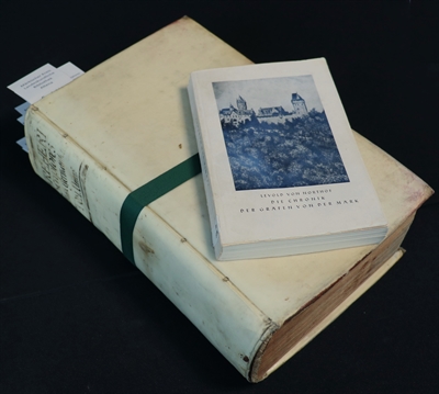 Die deutsche Übersetzung der Grafenchronik aus dem Jahr 1955 und der voluminöse Sammelband. Foto Heye Bookmeyer/Märkischer Kreis