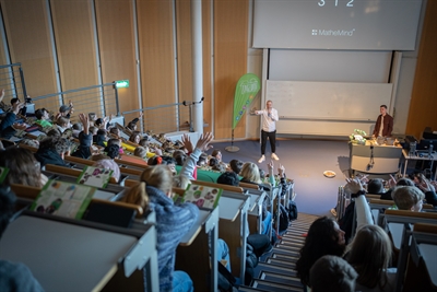 Josef Naber und Johannes Mensing begeistern ihre Zuhörerinnen und Zuhörer im Hörsaal 1 der Westfälischen Hochschule