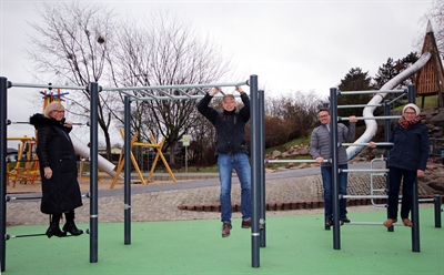 Oberbürgermeisterin Borris gibt Spielplatz im Magdeburger Floraparkgarten frei