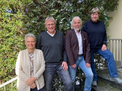Von der Fürsorge zur Beratung von Menschen mit psychischen Erkrankungen und Suchtproblemen: Die Sozialarbeiterinnen Britta Bortz-Richter (1.v.l.) und Angelika Winkelhues (1.v.r.), Sozialarbeiter Thomas Herde (2.v.l) und Lothar Buddinger, Leiter des Sozialpsychiatrischen Dienstes, zeigen die Entwicklung der vergangenen 40 Jahre auf. Foto: Ulla Erkens/Märkischer Kreis.