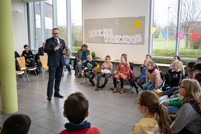 Zum Auftakt der Kinderkonferenzen begrüßte Bürgermeister Thomas Kerkhoff die Schülerinnen und Schüler