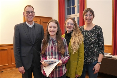 Carolin Bayer ist eine von 23 Schülerinnen und Schülern denen Bernd Ormanns, Stadtsparkasse Mönchengladbach, Bürgermeisterin Josephine Gauselmann und die Regionalkoordinatorin des Landesverbandes Mathematikwettbewerbe NRW e.V Ilka Bowitz zu ihrer erfolgreichen Teilnahme bei der regionalen Ausgabe der Mathematik-Olympiade gratuliert haben. 