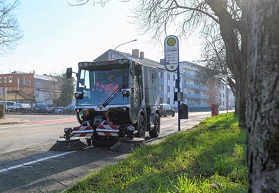 Elektrisch betriebene Kehrmaschine - Foto 1
