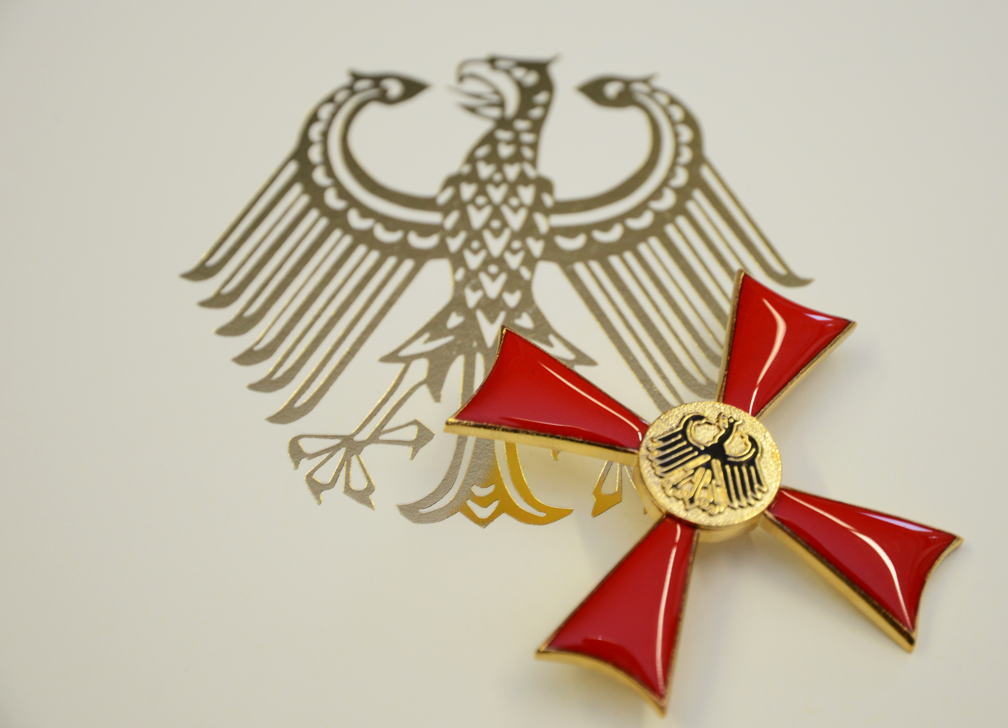 Bundesverdienstkreuz für Hans-Joachim Kayser - Landrätin überreicht Orden während Feierstunde am 28. März 