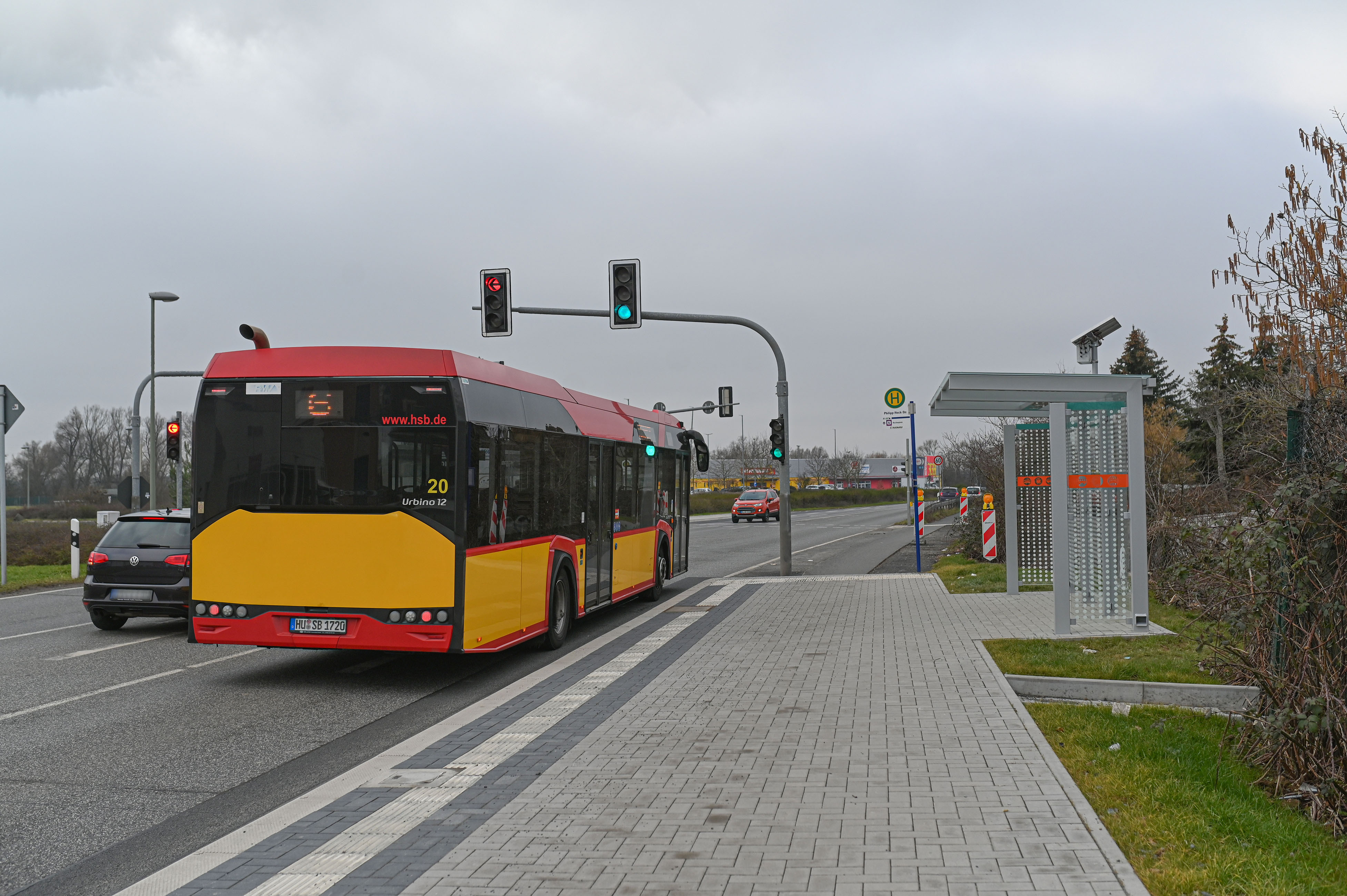 Voll im Zeitplan: Der barrierefreie Ausbau der Hanauer Bushaltestellen geht voran