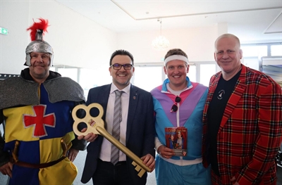 Rathaus-Sturm im Parktheater Iserlohn_Übergabe goldener Schlüssel