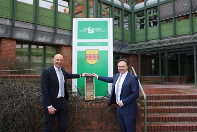 Bei seinem Antrittsbesuch im Borkener Kreishaus überreichte LWL-Direktor Dr. Georg Lunemann (links) Landrat Dr. Kai Zwicker als Gastgeschenk ein 