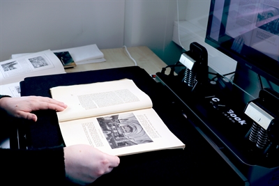 Dank des Engagements der Inklusiv-Mitarbeiterin Anna Epp der Iserlohner Werkstätten konnten im Kreisarchiv in den vergangenen Wochen 100 Bücher digitalisiert und im Internet veröffentlicht werden. Foto: Heye Bookmeyer/Märkischer Kreis