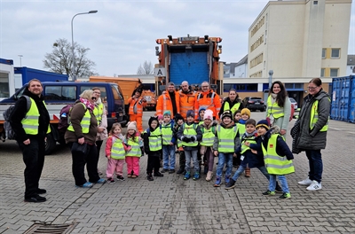 Besuch Kita Mittelstraße auf dem Wertstoffhof