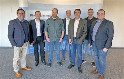 Landrat Marco Voge begrüßte die südwestfälischen Gigabit- und Mobilfunkkoordinatoren im Kreishaus Lüdenscheid. Unser Bild zeigt (von links): Landrat Marco Voge, Matthias Pohl (Gigabit- und Mobilfunkkoordinator, MK), Thomas Hoheisel (Breitbandkoordinator, MK), Klaus Stratmann (Gigabit.NRW), Stefan Glusa (Geschäftsführer TKG SWF), Dirk Dolibog (Mobilfunkkoordinator, HSK) und Philipp Bußmann (Mobilfunkkoordinator, Kreis Soest). Foto: Sandra Jurek / Märkischer Kreis