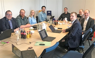 Bei der 33. Arbeitskreis-Sitzung der südwestfälischen Gigabit- und Mobilfunkkoordinatoren im Lüdenscheider Kreishaus waren einige Teilnehmer auch per Video zugeschaltet. Foto: Sandra Jurek/Märkischer Kreis