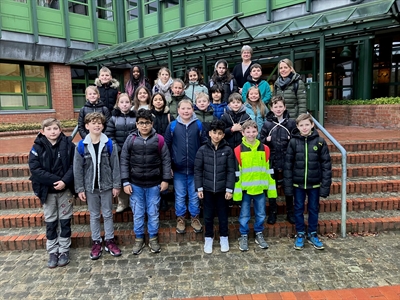 Heike Tegeler (5. Reihe re.) begrüßte die Klasse 4b der Josefschule aus Borken mit ihrer Klassenlehrerin Kristina Holtkamp vor dem Kreishaus.