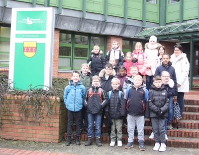 Die Klasse 4a der Josefschule aus Borken besuchte mit ihrer Klassenlehrerin Birgit Koopmann das Kreishaus.
