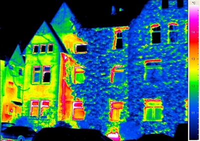 Auf Infrarotbildern können energetische Schwachstellen an Gebäuden identifiziert werden.