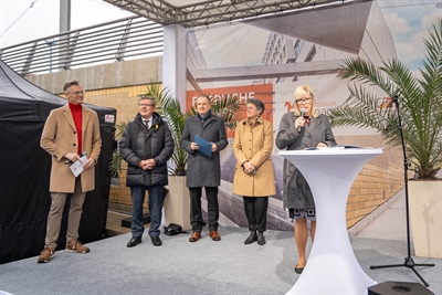 Ansprache von Oberbürgermeisterin Simone Borris zur Eröffnung des Magdeburger City-Tunnels, daneben v.l.n.r.: Moderator Holger Salmen, Alt-OB Dr. Lutz Trümper, Dr. Marcus Schenkel (Leiter Infrastrukturprojekte Südost der DB AG) und Dr. Lydia Hüskens (Ministerin für Infrastruktur und Digitales)