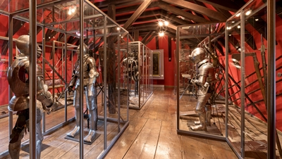 Waffengang: Die Museen der Burg Altena sind bekannt für ihre umfangreiche Sammlung an Waffen und  Rüstungen. (Foto: Stephan Sensen)