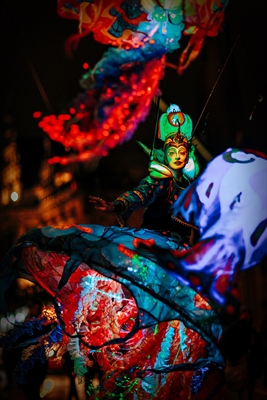 Enchanted Under Waterworld: Stelzen-Art aus Bremen tauchen mit ihrem Hofstaat ab in die schillernde Welt der Tiefsee. Foto: Lars Slowak