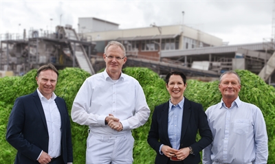 Wurden von der Werksleitung in Reken willkommen geheißen: Landrat Dr. Kai Zwicker (links) und Ministerin Silke Gorißen (2. v. r.)