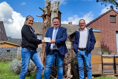 Markus Holt und Eva Laubrock freuen sich, dass Bürgermeister Andreas Stegemann ihnen die Klimaplakette überreicht. 