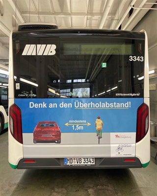 Busheck mit Grafik zum Mindestabstand