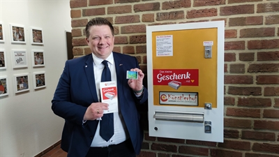 Bürgermeister Andreas Stegemann weiht den Automaten ein. 