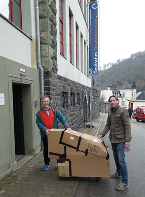 Museumsmitarbeiter aus dem Elbe-Elster-Kreis Ralf Uschner und Mattias Arold brachten den Wolf nach Altena. Foto: Agnes Zelck/Märkischer Kreis