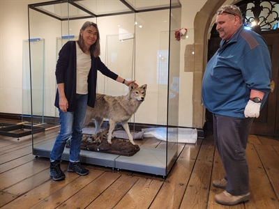 Ausstellungskuratorin Dr. Agnes Zelck und Andreas Gerstendorf freuen sich über das erste Exponat. Foto: Bernadette Lange/Märkischer Kreis.