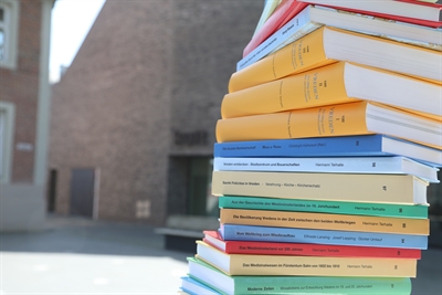 Die neue Sonderausstellung im kult Westmünsterland in Vreden widmet sich dem 50-jährigen Bestehen der Schriftenreihe des Heimat- und Altertumsvereins der Vredener Lande e.V.