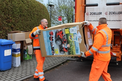 Müllabfuhr entsorgt großen Karton