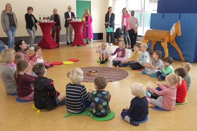 Luanda Schillings von der Musikschule Bocholt-Isselburg (links, sitzend) hat den Kindern eine Klanggeschichte mitgebracht